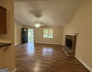 206 Lisa Court - Photo Thumbnail 1