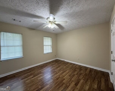 206 Lisa Court - Photo Thumbnail 5