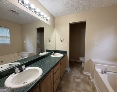 206 Lisa Court - Photo Thumbnail 9