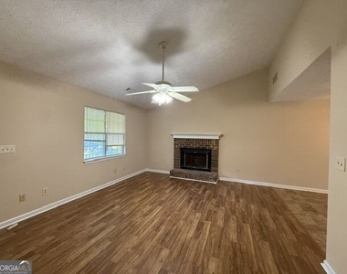 206 Lisa Court - Photo Thumbnail 2