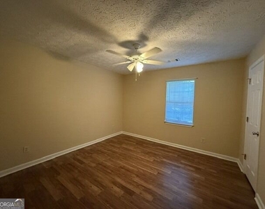 206 Lisa Court - Photo Thumbnail 6