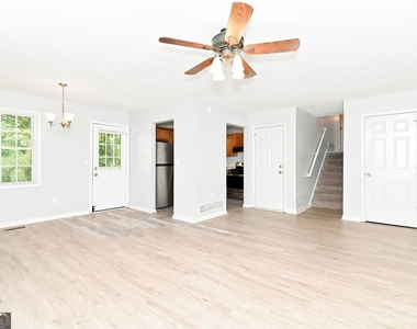 229 Hampton Drive - Photo Thumbnail 4