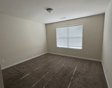 665 Carlton Pointe Drive - Photo Thumbnail 5