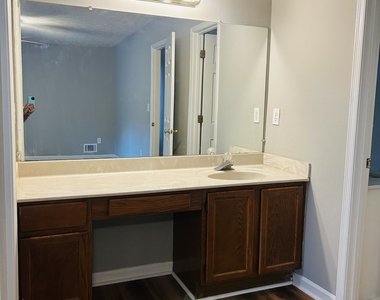 207 Hillcrest Drive - Photo Thumbnail 16
