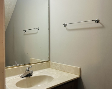 207 Hillcrest Drive - Photo Thumbnail 4