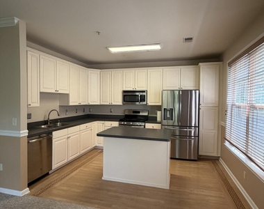 566 St Andrews Place - Photo Thumbnail 7