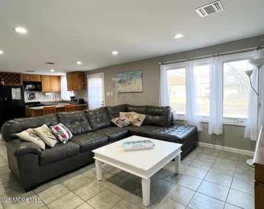 112 Kerr Avenue - Photo Thumbnail 2