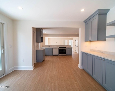 1125 E Ocean Avenue - Photo Thumbnail 3