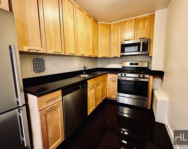 East 49 Street - Photo Thumbnail 3