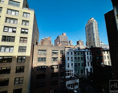 East 49 Street - Photo Thumbnail 4
