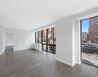 East 92nd Street - Photo Thumbnail 3