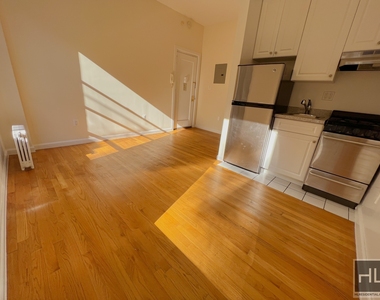 West 72 Street - Photo Thumbnail 3