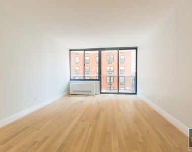 West 48 Street - Photo Thumbnail 3