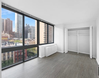 East 92nd Street - Photo Thumbnail 3