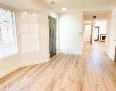 6816 E Kings Avenue - Photo Thumbnail 4