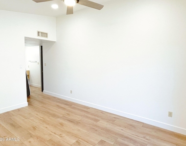 6816 E Kings Avenue - Photo Thumbnail 9