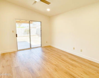 6816 E Kings Avenue - Photo Thumbnail 8