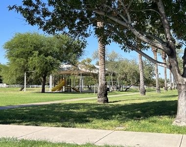 434 W Fabens Lane - Photo Thumbnail 7