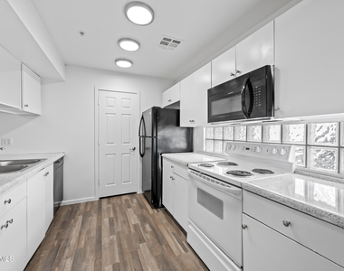 3065 N 67th Avenue - Photo Thumbnail 2