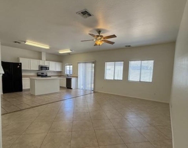 7034 W Mercer Lane - Photo Thumbnail 4