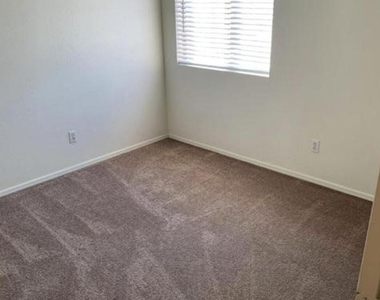 7034 W Mercer Lane - Photo Thumbnail 7