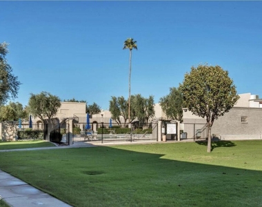 7034 W Mercer Lane - Photo Thumbnail 14