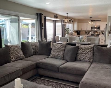 1211 W Honeysuckle Lane - Photo Thumbnail 7