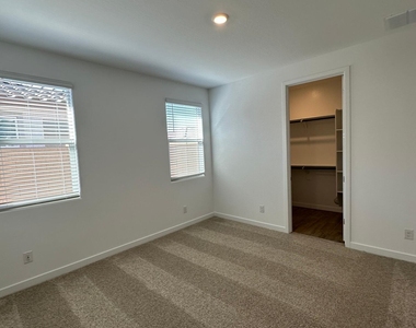 3228 W Morning Vista Lane - Photo Thumbnail 4