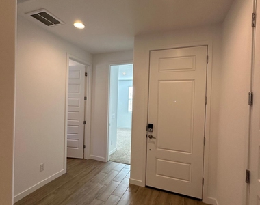 3228 W Morning Vista Lane - Photo Thumbnail 9