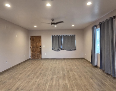 119 E Hill Drive E - Photo Thumbnail 14