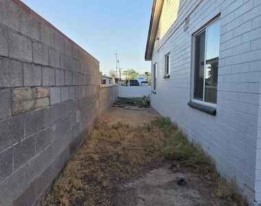 119 E Hill Drive E - Photo Thumbnail 13