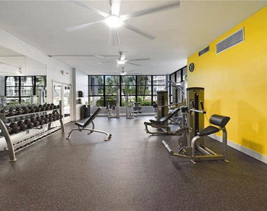 800 Parkview Drive - Photo Thumbnail 6