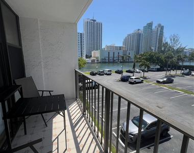 800 Parkview Drive - Photo Thumbnail 15