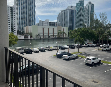 800 Parkview Drive - Photo Thumbnail 18