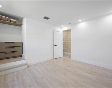 823 33rd Street - Photo Thumbnail 35