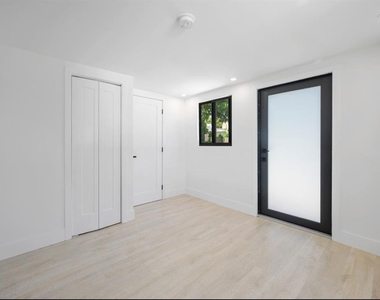 823 33rd Street - Photo Thumbnail 38