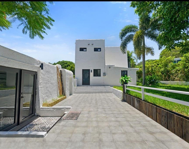 823 33rd Street - Photo Thumbnail 4