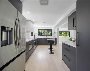 823 33rd Street - Photo Thumbnail 20