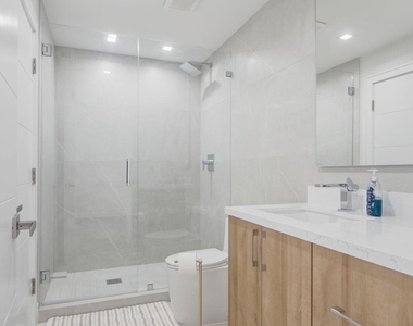 1173 Hillsboro Mile - Photo Thumbnail 31