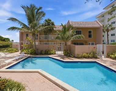 1173 Hillsboro Mile - Photo Thumbnail 7