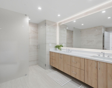 1173 Hillsboro Mile - Photo Thumbnail 16