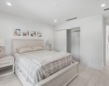 1173 Hillsboro Mile - Photo Thumbnail 10