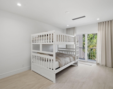 1173 Hillsboro Mile - Photo Thumbnail 45