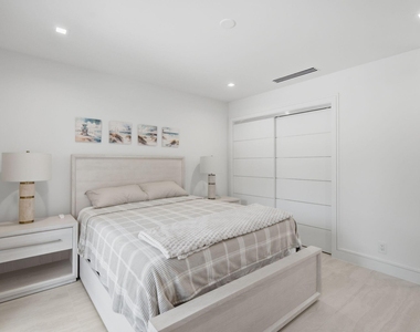 1173 Hillsboro Mile - Photo Thumbnail 4