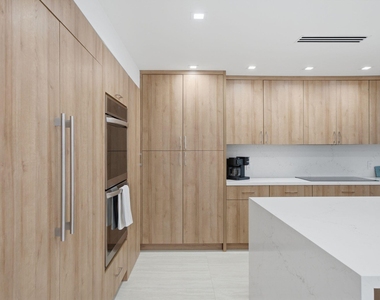 1173 Hillsboro Mile - Photo Thumbnail 25