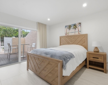 1173 Hillsboro Mile - Photo Thumbnail 30