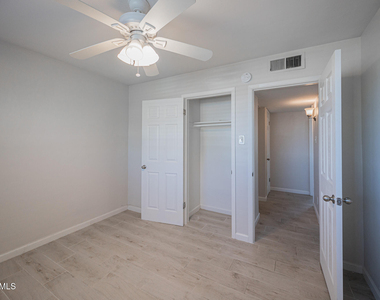 6637 E Wilshire Drive - Photo Thumbnail 17