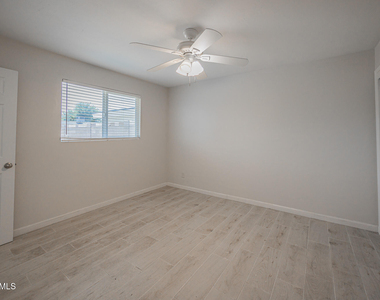6637 E Wilshire Drive - Photo Thumbnail 9