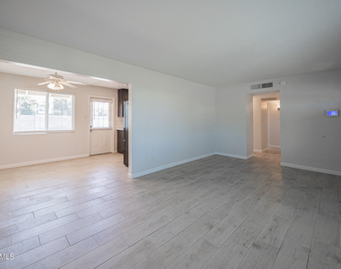 6637 E Wilshire Drive - Photo Thumbnail 3