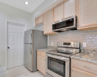 7340 Pine Creek Way - Photo Thumbnail 17